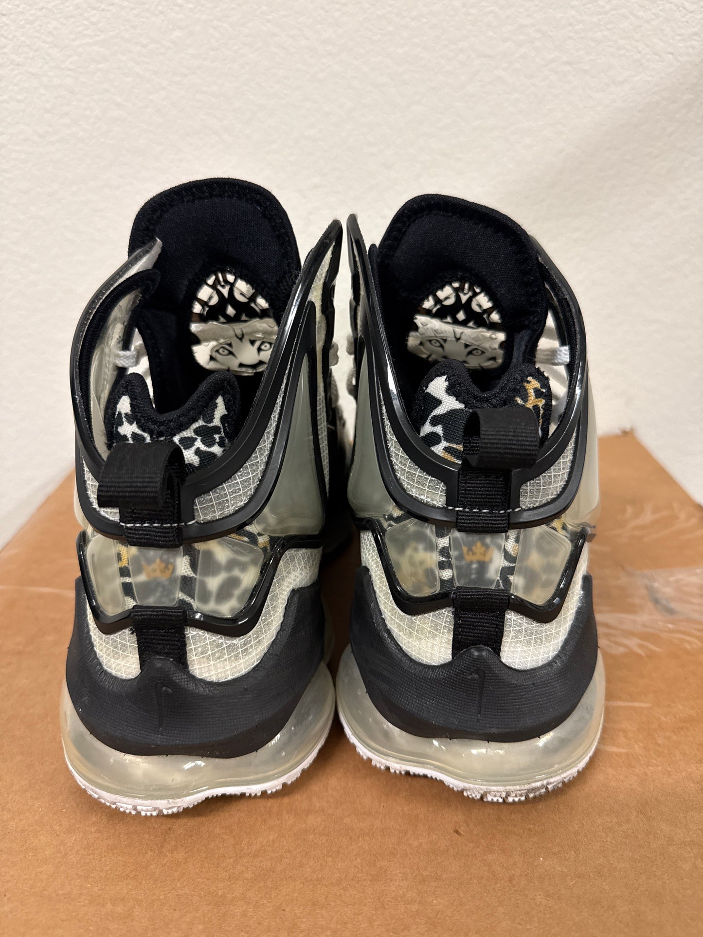 Nike Lebron XIX Royalty CZ0203-100